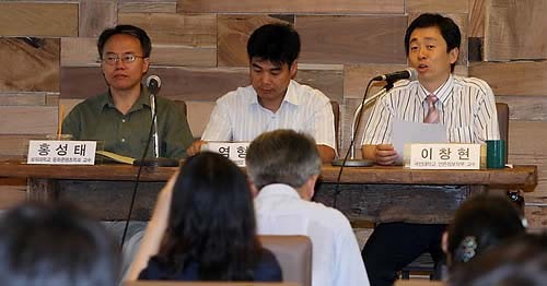 ▲ 2009년 7월 1일 서울환경운동연합, 참여연대, 녹색교통 등 시민단체 주최로 열린 오세훈 서울시장 3주년 평가토론회에 참석한 염형철 서울환경운동연합 사무처장.(사진 가운데)ⓒ연합뉴스