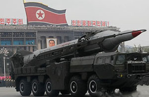▲ 북한 조선노동당 창건 65주년 기념 열병식에 중거리탄도 미사일(IRBMs) '무수단'으로 추정되는 신형 미사일ⓒ연합뉴스