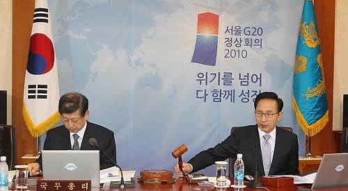 ▲ 이명박 대통령이 12일 오전 청와대에서 열린 국무회의에서 개회를 선언하고 있다. 왼쪽은 김황식 국무총리. ⓒ연합뉴스