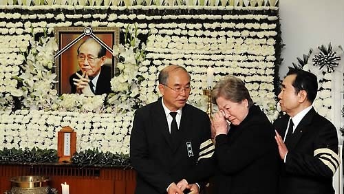 ▲ 11일 오전 황장엽 전 북한 노동당 비서의 빈소가 마련된 서울아산병원에서 정희경 전 남북적십자회담 대표 등이 조문하고 있다. ⓒ연합뉴스