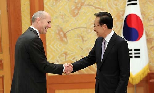 ▲ 이명박 대통령이 12일 청와대에서 캐빈 젠킨스 월드비전 국제 총재를 접견, 악수을 하고 있다. ⓒ연합뉴스