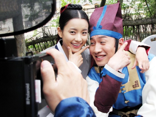 ▲ '동이' 촬영장에서 재미있는 포즈로 사진을 찍고 있는 한효주.  ⓒ MBC 제공