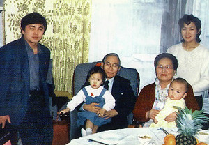 ▲ 북한서 단란하던 가족들. 왼쪽부터 아들 경모, 손녀 안은 황장엽, 손자 안은 부인 박승옥, 뒤에 며느리.(자료사진)