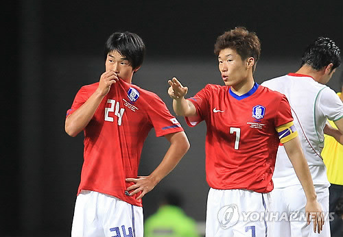 ▲ 지난 9월 7일 오후 서울월드컵경기장에서 열린 축구 국가대표팀 한국-이란 평가전에서 박지성이 윤빛가람과 이야기를 나누고 있다.  ⓒ 연합뉴스