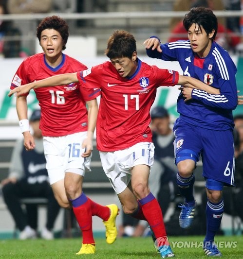 ▲ 12일 마포구 성산동 서울월드컵경기장에서 열린 한ㆍ일 축구대표팀 평가전에서 한국의 이청용이 일본의 우치다와 몸싸움을 벌이고 있다.  ⓒ 연합뉴스