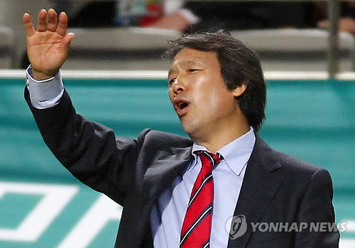 ▲ 12일 마포구 성산동 서울월드컵경기장에서 열린 한ㆍ일 축구대표팀 평가전에서 조광래 감독이 안타까운 표정을 지으며 지시를 내리고 있다.  ⓒ 연합뉴스