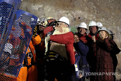 ▲ 첫 구조자 '프로렌시오 아발로스'가 기쁨의 포옹을 하고 있다. ⓒ연합뉴스