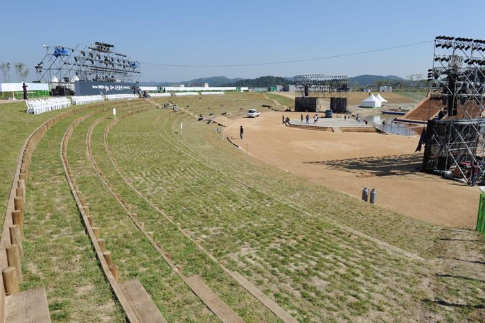 ▲ 금긍6공구 수변무대 공사장. 객석에도 시멘트, 인조잔디 대신 천연잔디를 깔고 있다.