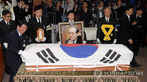 ▲ 대전 현충원으로 떠나는 황장엽 관이 태극기에 덮여있다.