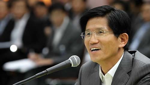 ▲ 14일 경기도청에서 열린 국회 행정안전위원회의 경기도에 대한 국정감사에서 김문수 경기지사가 한나라당 유정현 의원의 질의에 미소를 띠며 답하고 있다. ⓒ연합뉴스