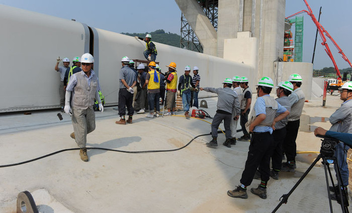 ▲ 한강 이포보의 수문 설치공사. 기술자와 관계자들이 20명 달라붙어있다.ⓒ