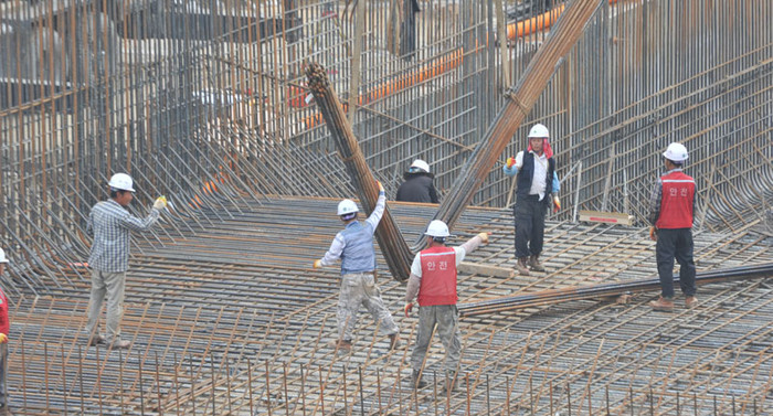 ▲ 금강의 한 소수력발전소 건설현장에서 철근목수들이 작업하고 있다.