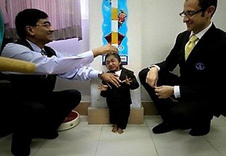 ▲ 세상에서 가장 작은 네팔남ⓒAP통신