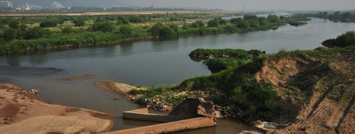 ▲ 4대강 구간의 한 준설예정지. 강 가운데 토사가 쌓여 물을 막고, 강 주변 둔치엔 잡석에 쓰레기까지 걸려있기도하다.누가 봐도 강의 생태계에 이런 모습이 도움되지 않을 것을 알지만 이런 둔치를 준설하고 생태하천으로 만드는 공사라도 현행법으론 보전금 부과하는 경우가 많다.