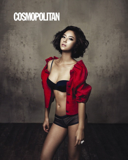 ▲ 배우 황정음이 데뷔 이래로 처음 언더웨어 화보를 촬영했다.ⓒ코스모폴리탄