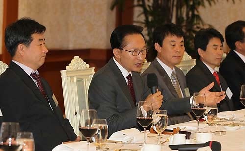 ▲ 이명박 대통령이 15일 낮 청와대에서 언론사 편집.보도국장단과 가진 오찬 간담회에서 인사말을 하고 있다. ⓒ연합뉴스