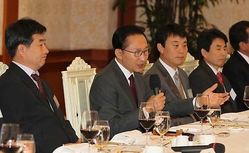 ▲ 이명박 대통령이 15일 낮 청와대에서 언론사 편집.보도국장단과 가진 오찬 간담회에서 인사말을 하고 있다. ⓒ연합뉴스