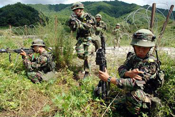 ▲ 군이 강원도 인제에 만든 과학화전투훈련장(KCTC: Korea combat Training Center)에서 장병들이 훈련을 준비 중이다. 실탄 대신 마일즈(MILES: Multiple Integrated Laser Engagement System)를 사용한다. 비용과 안전 문제는 해결했으나 실전적인 경험을 하기엔 부족하다.ⓒ