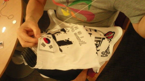 ▲ 추성훈의 어머니가 손수 바느질을 하는 모습.