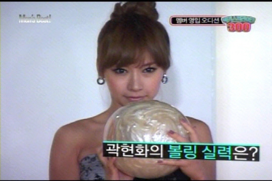 ▲ 개그우먼 곽현화가 볼링 시범을 보이던 중 가슴이 노출될 뻔한 아찔한 순간을 겪었다. ⓒXTM 방송화면
