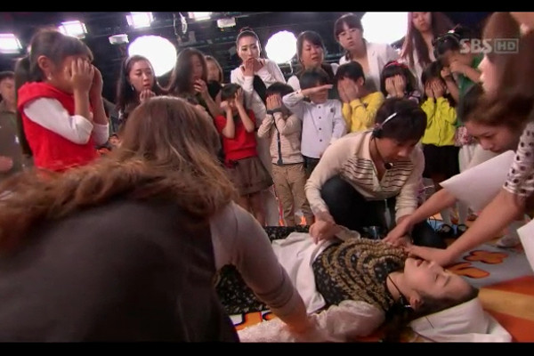 ▲ 극 중 주인공 서혜림(고현정 분)이 종군기자인 남편(김태우 분)이 피랍된 뒤 처형된 소식을 듣고 실신한 장면. 이 사건을 계기로 서혜림의 활동이 시작된다.(자료화면: SBS 방송캡쳐)ⓒ