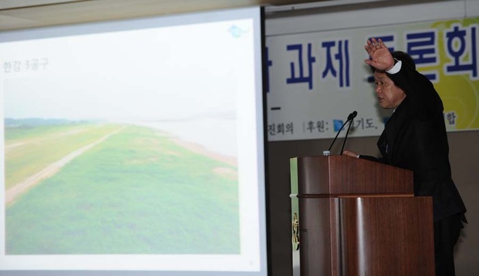 ▲ 심명필 추진본부장이 기조발언에서 일부 완성된 둔치를 보여주며 콘크리트 호안이 아닌점을 설명하고 있다.ⓒ