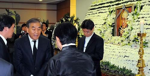 ▲ 11일 오전 황장엽 전 북한 노동당 비서의 빈소가 마련된 서울아산병원에서 이재오 특임장관이 고인의 수양딸인 김숙향씨를 위로하고 있다. ⓒ연합뉴스