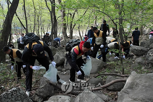 ▲ 지난봄 설악산국립공원에서 불법 투기된 쓰레기 청소를 하고 있는 군부대 장병들.