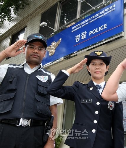 ▲ 경기도 안산 외국인근로자 밀집 거주지역인 원곡동 외국인특별치안센터에서 근무할 필리핀 귀화 한국인 경찰 아나벨(오른쪽.41.여) 경장과 안산시가 운영하는 원곡특별순찰대원 방글라데시인 나빅(41)씨.