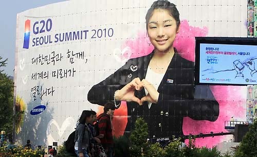 ▲ 18일 오후 서울시청 본관 공사현장 외벽에 G20 정상회의의 성공적 개최를 희망하는 대형 현수막이 설치돼 눈길을 끌고 있다. ⓒ연합뉴스