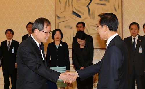 ▲ 이명박 대통령이 19일 오전 청와대에서 천영우 외교안보수석에게 임명장을 주고 있다. ⓒ연합뉴스