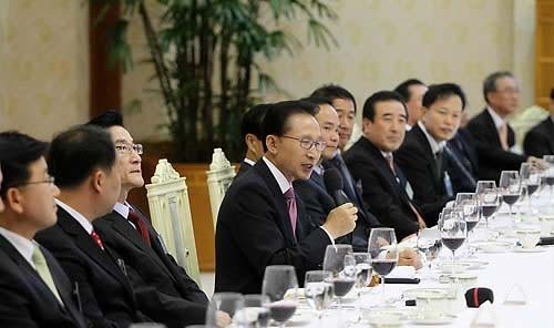 ▲ 이명박 대통령이 19일 낮 청와대에서 지역 언론사 사장단과 가진 오찬 간담회에서 인사말을 하고 있다. ⓒ연합뉴스