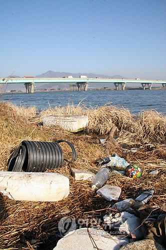 ▲ 낙동강변의 쓰레기ⓒ