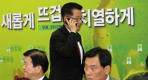▲ 박지원 민주당 원내대표가 전화를 받으며 회의장에 입장하고 있다. ⓒ연합뉴스