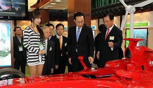 ▲ 이명박 대통령이 9월 15일 대구 EXCO에서 열린 2010 지역발전주간 개막식에 참석한 뒤 전시장 전라남도관에서 박준영 지사와 함께 F1 모형차 관람하고 있다. ⓒ연합뉴스