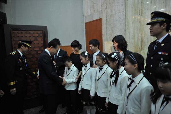 ▲ 이명박 대통령이 21일 열린 제65주년 경찰의 날 기념식에 참석, 시각장애학생들로 구성된 '한빛 빛소리' 중단단의 축하공연 뒤 이들을 직접 찾아 격려했다. ⓒ뉴데일리