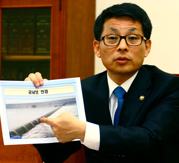 ▲ 차명진 의원이 가동중인 금남보에 물이 가득찬 모습을 보여주며, 바닥을 드러냈던 강이 변한모습을 사진으로라도 소개하면 국민들을 설득할 수 있을 것이라고 밝혔다. ⓒ