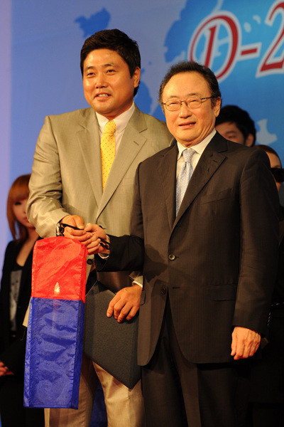 ▲ 사공일 서울 G20 정상회의 준비위원회 위원장(우측)과 양준혁 전 프로야구 선수. ⓒ 김상엽 기자