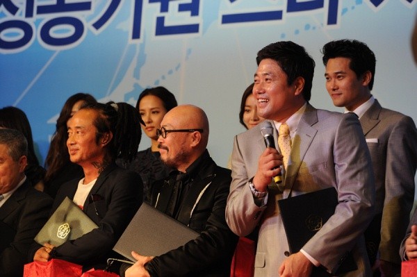 ▲ 양준혁과 패션디자이너 이상봉이 G20 성공기원 서포터즈로 선정된 데 대한 소감을 밝히고 있다.  ⓒ 김상엽 기자