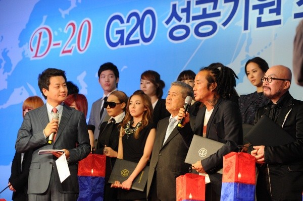 ▲ 21일 오후 서울 삼성동 코엑스 그랜드볼룸에서 열린 '서울 G20 정상회의 성공기원 스타 서포터즈 발대식'에 참석한 사진작가 김중만이 "개인적으로 G20 정상회의는 가진 자들의 모임이라고 생각된다"면서 "소외되고 없는 자들을 위해 고민하는 자리가 되길 바라며, 이제 G20의 당당한 일원이자 주최국으로서 자긍심을 갖고 나서야 할 것"이라고 소감을 밝혔다.  ⓒ 김상엽 기자