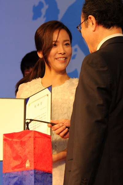 ▲ 사공일 G20 정상회의 준비위원장과 배우 한지민이 기념 사진을 찍으며 인사를 나누고 있다.  ⓒ 김상엽 기자