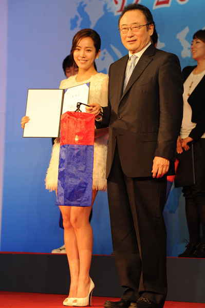 ▲ 사공일 G20 정상회의 준비위원장과 배우 한지민.  ⓒ 김상엽 기자