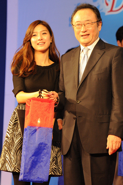 ▲ 사공일 G20 정상회의 준비위원장과 배우 김소은.  ⓒ 김상엽 기자