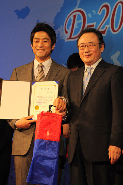 ▲ 사공일 G20 정상회의 준비위원장과 배우 지진희.  ⓒ 김상엽 기자