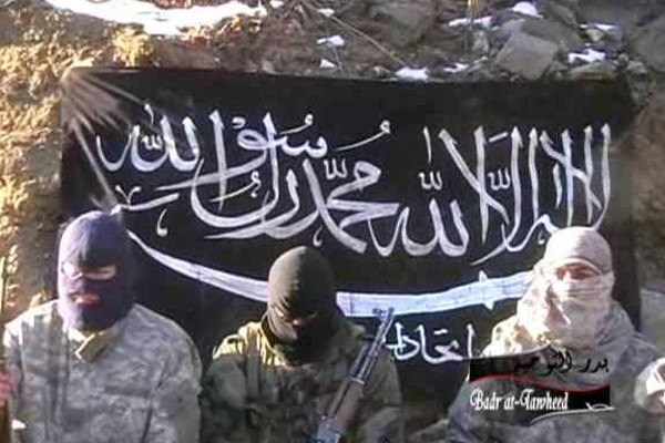 ▲ 前타지키스탄 군인들이 알 카에다에 합류한 뒤 '성전(Jihad)' 깃발 앞에서 성명을 발표하고 있다. 이슬람 근본주의 무장단체는 대부분의 이슬람 교도와는 지향점이 전혀 다르다.ⓒ