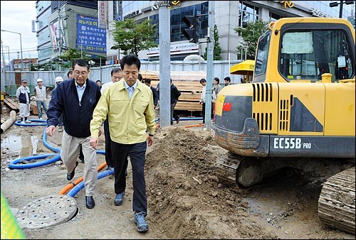 ▲ 지난 9월22일 서울시 용산구 신용산역 부근 수해피해지역을 점검하는 오세훈 서울시장.ⓒ서울시