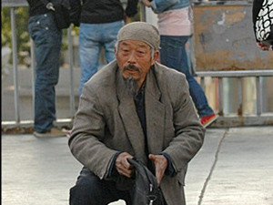 ▲ '영업'이 안되자 앉은뱅이에서 정상인으로 돌아가는 '짝퉁 거지'ⓒ온바오닷컴