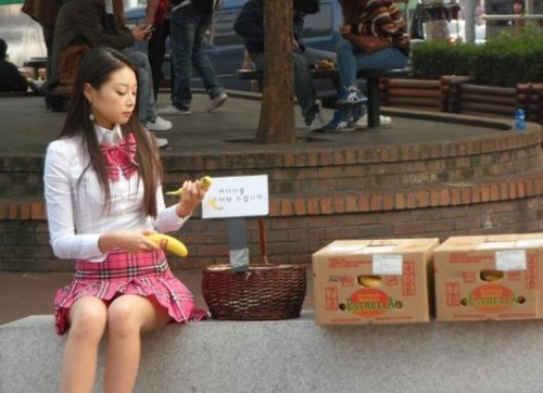 ▲ 인터넷 커뮤니티를 통해 공개된 '바나나녀'