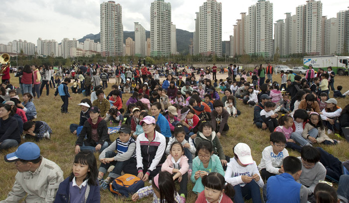 ▲ 사생대회 참가자들이 관계자의 설명을 듣고 있다.