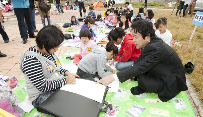 ▲ 심명필 4대강추진본부장이 사생대회에 참가한 어린이와 의견을 나누고 있다.ⓒ